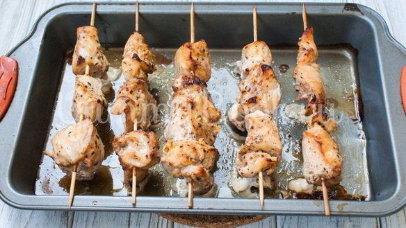 ШАГ 3. куриные шашлыки на шпажках