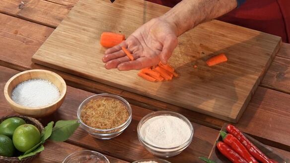 ШАГ 3. сатэ лилит икан — шашлычки из рыбы по-балийски