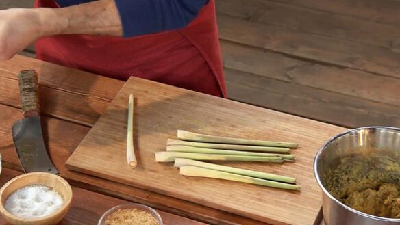 ШАГ 6. сатэ лилит икан — шашлычки из рыбы по-балийски