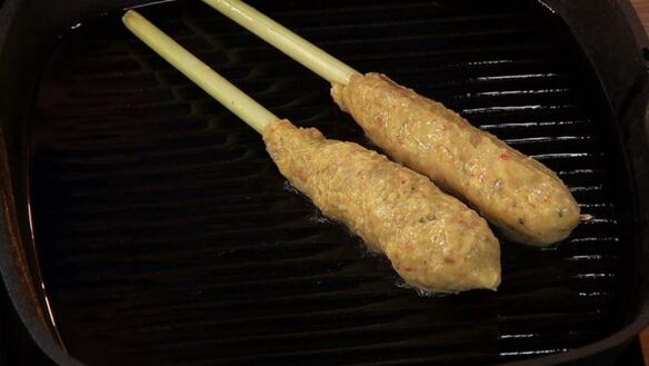 ШАГ 7. сатэ лилит икан — шашлычки из рыбы по-балийски