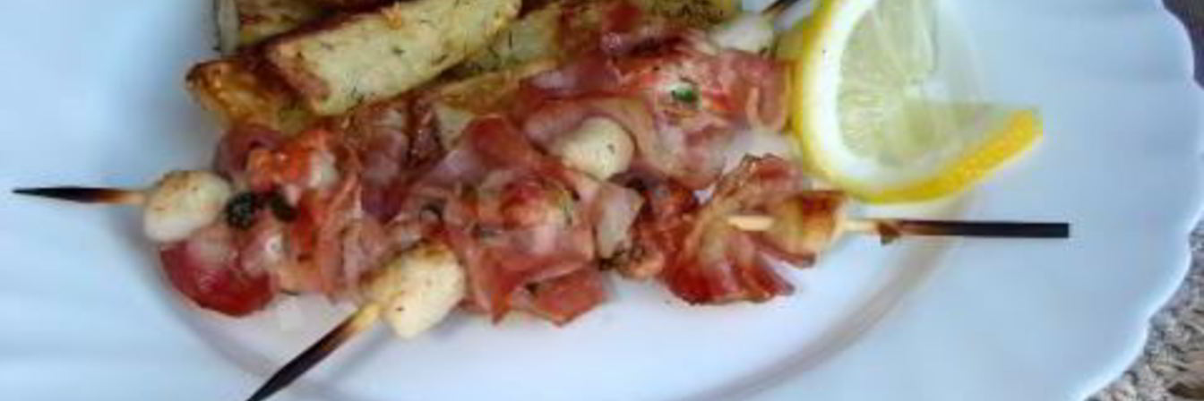 Шашлычки из гребешка и лосося с пряным картофелем