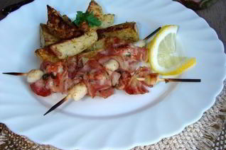 Шашлычки из гребешка и лосося с пряным картофелем