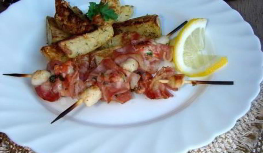 Рецепт шашлычки из гребешка и лосося с пряным картофелем