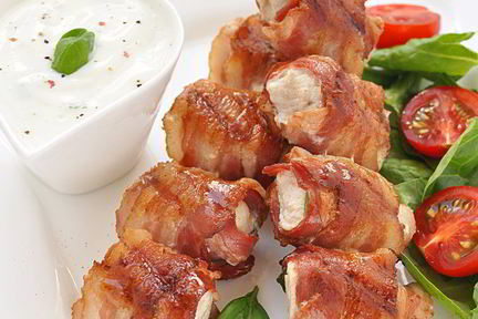 Шашлычки из индейки с беконом