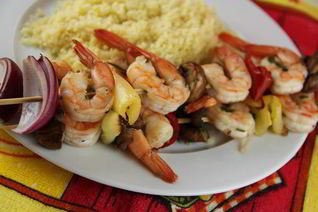 Шашлычки из креветок с овощами и грибами