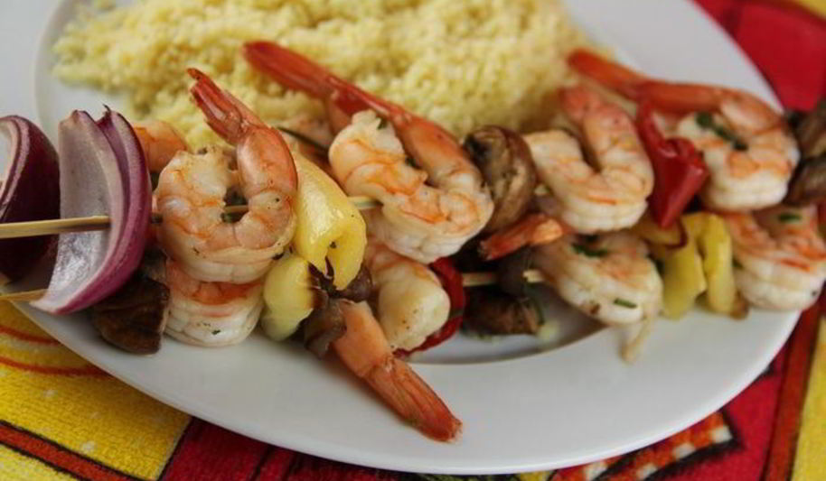 Рецепт шашлычки из креветок с овощами и грибами