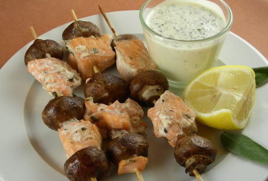 Шашлычки из лосося и грибов