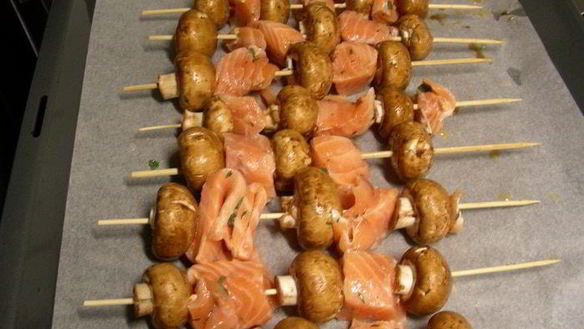 ШАГ 3. шашлычки из лосося и грибов