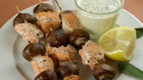 ШАГ 5. шашлычки из лосося и грибов