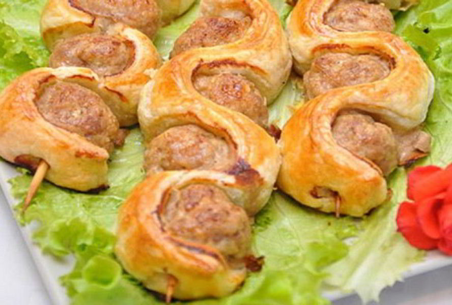 Шашлычки в слоеном тесте на шпажках