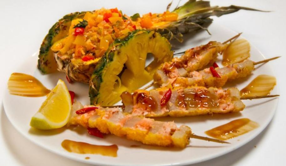 Рецепт шашлычок из гребешка и лосося с овощным соте в ананасе