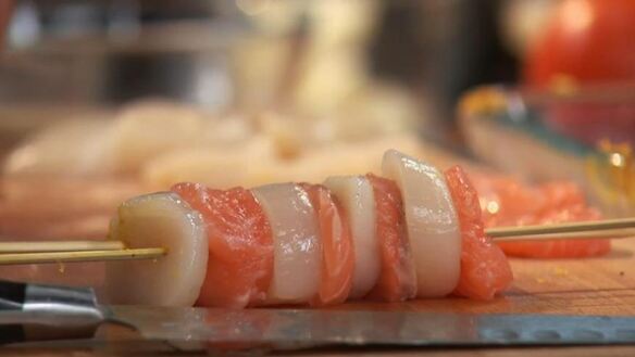 ШАГ 2. шашлычок из гребешка и лосося с овощным соте в ананасе