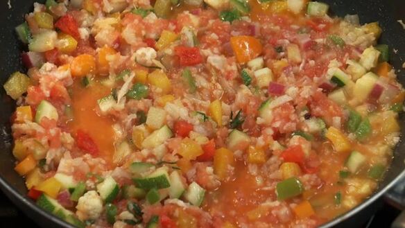 ШАГ 3. шашлычок из гребешка и лосося с овощным соте в ананасе