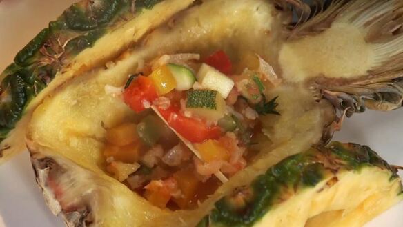 ШАГ 4. шашлычок из гребешка и лосося с овощным соте в ананасе