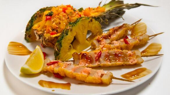 ШАГ 5. шашлычок из гребешка и лосося с овощным соте в ананасе