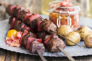 Шашлык из говядины с острой сальсой