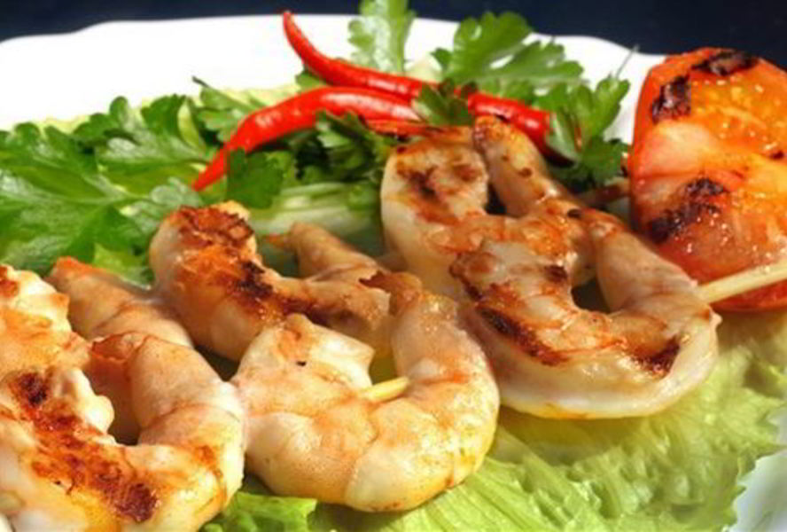 Шашлык из креветок с соусом чили