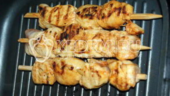 ШАГ 4. шашлык из курицы на сковороде гриль