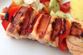 Шашлык из лосося с черри в розмариновом маринаде