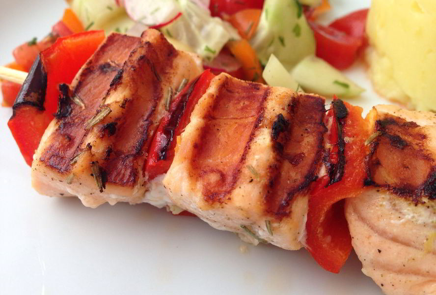 Шашлык из лосося с черри в розмариновом маринаде
