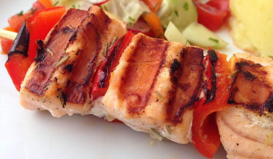 Рецепт шашлык из лосося с черри в розмариновом маринаде
