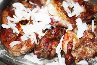 Шашлык из седла барашка на решетке на мангале