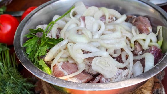 ШАГ 2. шашлык из свинины с уксусом и луком