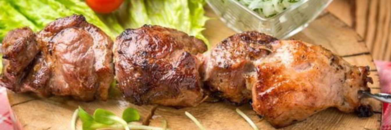 Шашлык из свинины в маринаде из лука и красного вина