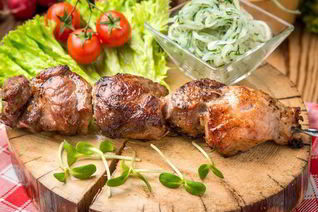 Шашлык из свинины в маринаде из лука и красного вина