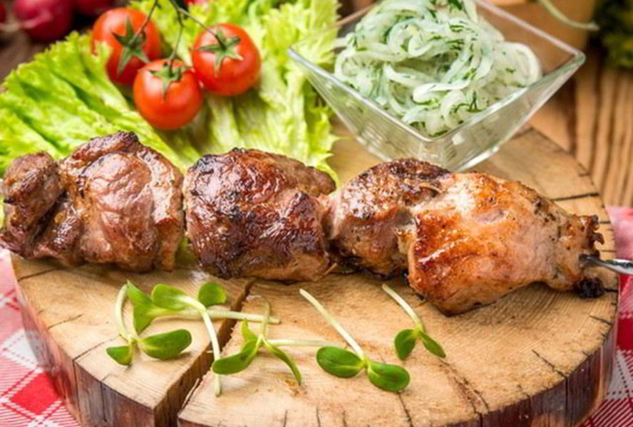 Шашлык из свинины в маринаде из лука и красного вина