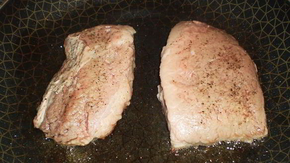 ШАГ 4. стейк из свинины на сковороде