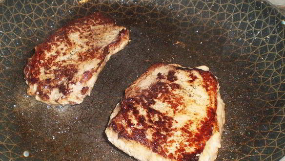 ШАГ 5. стейк из свинины на сковороде