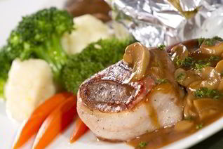 Стейк с грибным соусом