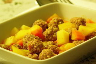 Говяжьи тефтели с булгуром, тушеные с овощами