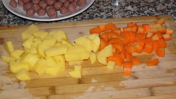 ШАГ 3. говяжьи тефтели с булгуром, тушеные с овощами