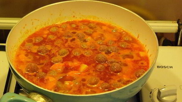 ШАГ 5. говяжьи тефтели с булгуром, тушеные с овощами