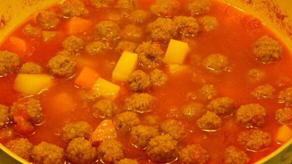 ШАГ 6. говяжьи тефтели с булгуром, тушеные с овощами