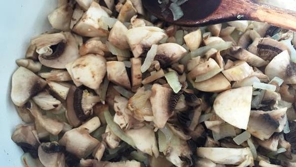 ШАГ 2. куриные тефтели с сюрпризом в сливочном соусе