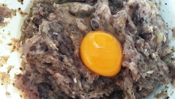 ШАГ 4. куриные тефтели с сюрпризом в сливочном соусе