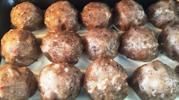 ШАГ 8. куриные тефтели с сюрпризом в сливочном соусе