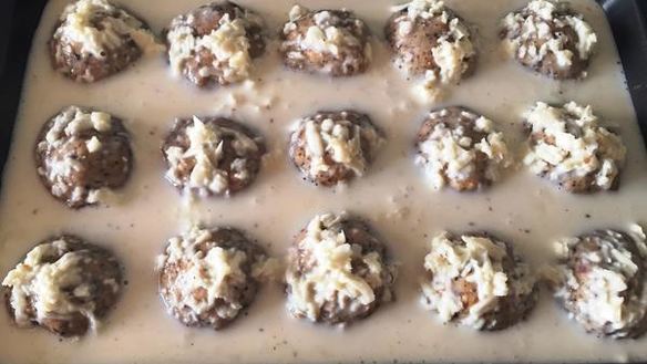 ШАГ 10. куриные тефтели с сюрпризом в сливочном соусе