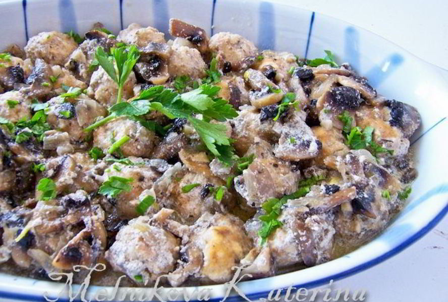 Куриные тефтели в грибном соусе