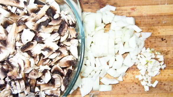 ШАГ 2. куриные тефтели в грибном соусе