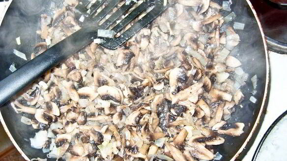 ШАГ 3. куриные тефтели в грибном соусе