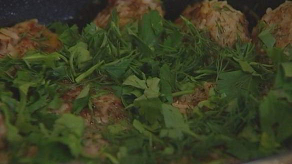 ШАГ 11. мясные тефтельки с рисом и зеленью