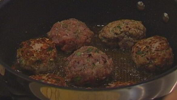 ШАГ 7. мясные тефтельки с рисом и зеленью