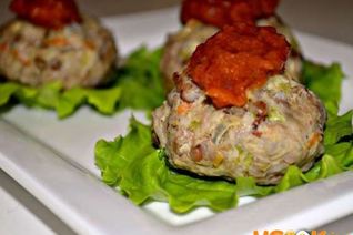 Паровые тефтели с гречкой и кабачками