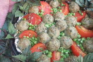 Печеные овощи с мясными тефтелями