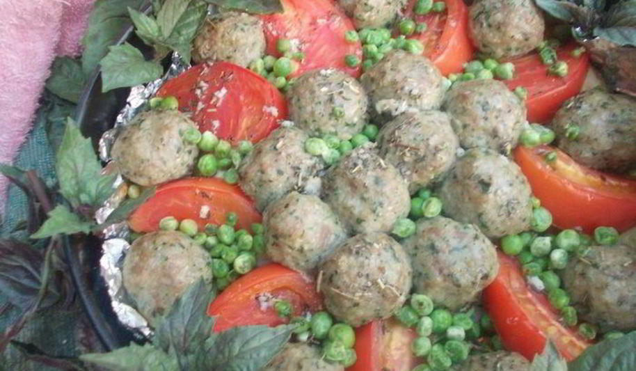 Рецепт печеные овощи с мясными тефтелями