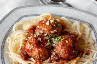 Спагетти с тефтелями в томатном соусе